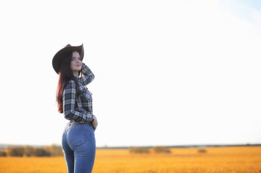 Genç bir kız otostop şehir etrafında dolaşıyor. Bir güzel