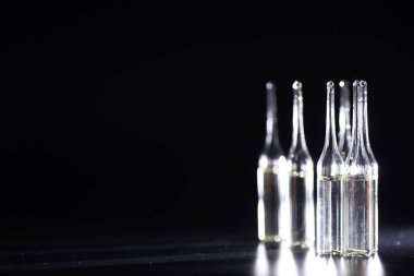 Tıbbi ilaç ampulleri. Enjeksiyon için ilaçlar.