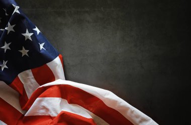 Siyah arka planda Amerikan bayrağı. Metin için boşluk.
