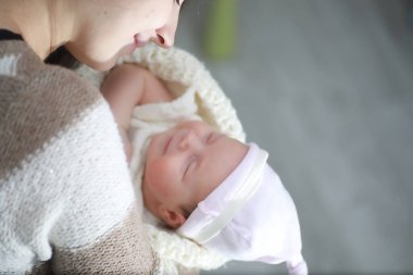 Yeni doğmuş bebek battaniyeye sarılmış uyuyor