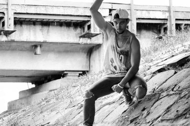 sakallı bir genç adam