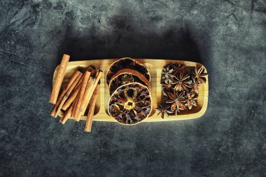 Yemek pişirmek için baharatlar. Tarçın ve anason. Baharatlar için Pestle.