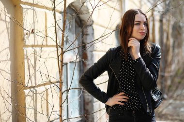 Bahar şehrin içinden bir yürüyüşte kız