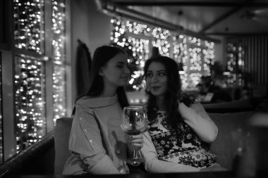 Bir kafede akşam kız 