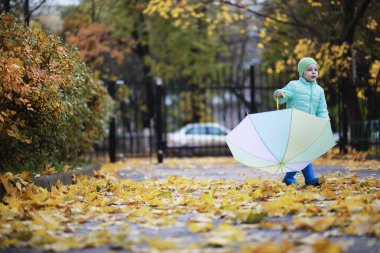 Çocuk sonbahar Park walk