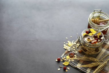 Sağlıklı kahvaltı. Süt lügatli tahıllardan Müsli.