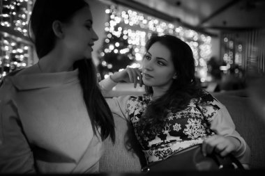 Bir kafede akşam kız 