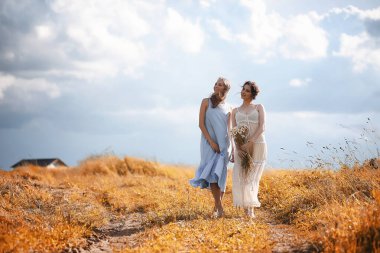 Elbiseler sonbahar alanında iki kız