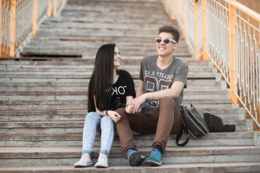 Genç sonbahar Parkta yürümek çift 