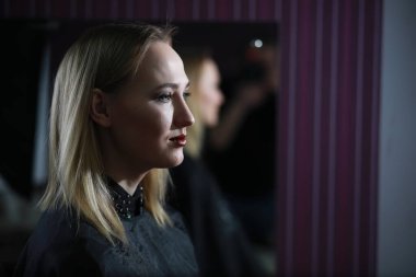 Genç kız ile bir makyaj sanatçısı