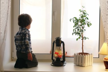 Yeni yılda bir çocuk pencereden görünüyor. Wyatt'a çocuklarıyız