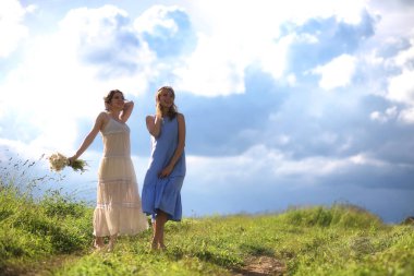 Genç kızlar alanına yürüyor