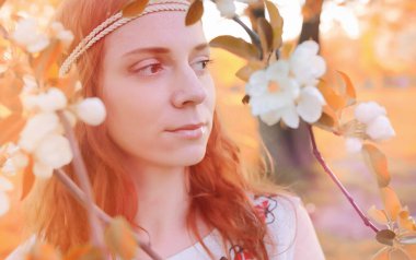 Bir parkta yürümek bir kız. Bahar Kızıl saçlı kız 