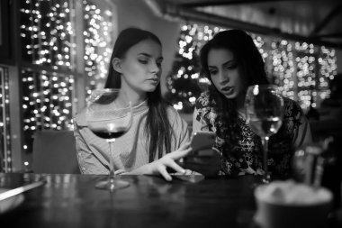 Bir kafede akşam kız 