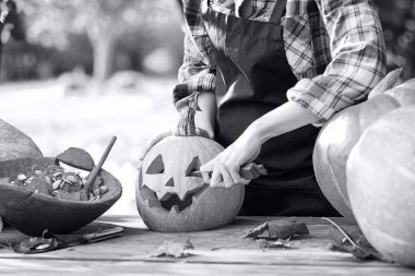 Kafası kabaktan oyulmuş.