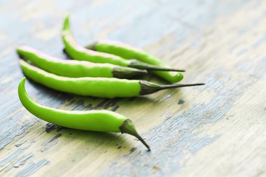 Acı yeşil biber. Siyah Şili biberi..