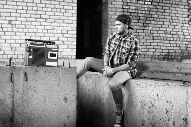 sakallı bir genç adam