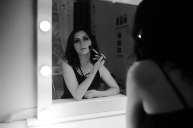 Kız makyaj siyah-beyaz yapmak