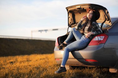 Genç bir kız otostop şehir etrafında dolaşıyor. Bir güzel