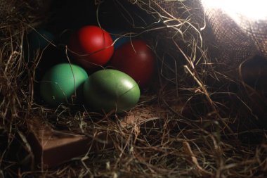 Çuval bezi üzerinde Yumurta Boyalı Paskalya