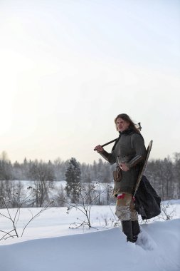 Defender'ı posta zırh genç savaşçı