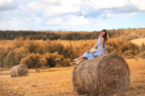 Twee meisjes in jurken in najaar veld — Stockfoto