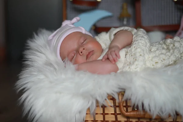 Bebé recién nacido durmiendo envuelto en una manta —  Fotos de Stock