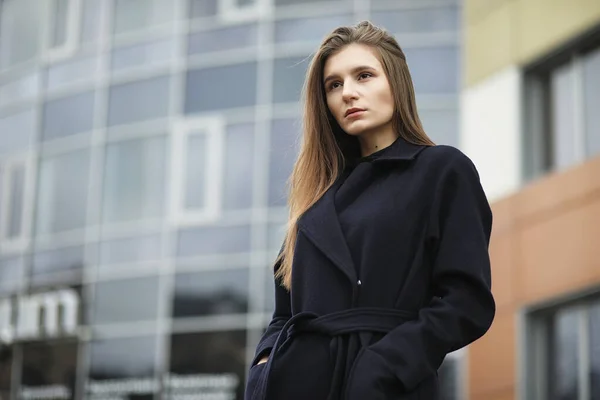 Belle fille dans un manteau dans les affaires du centre-ville — Photo