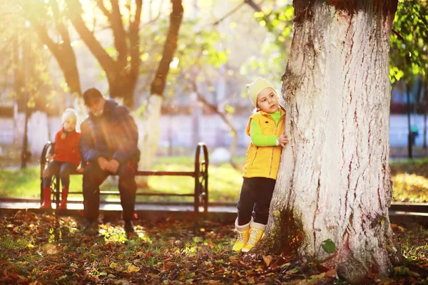 Les enfants marchent dans le parc d'automne — Photo