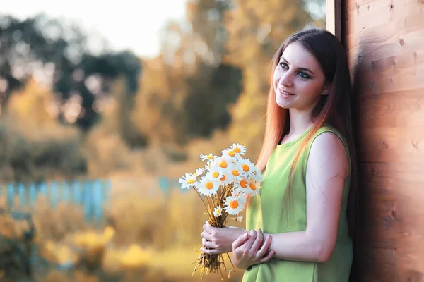 Krásná dívka s kyticí na podzim — Stock fotografie