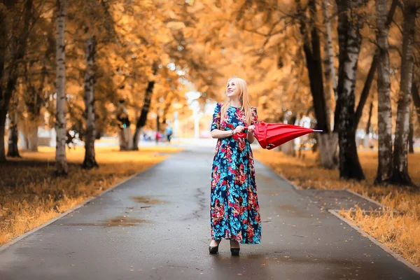 Chica en la calle con un paraguas —  Fotos de Stock
