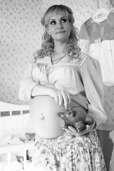 Dziewczyna w ciąży, czarno-białe — Zdjęcie stockowe