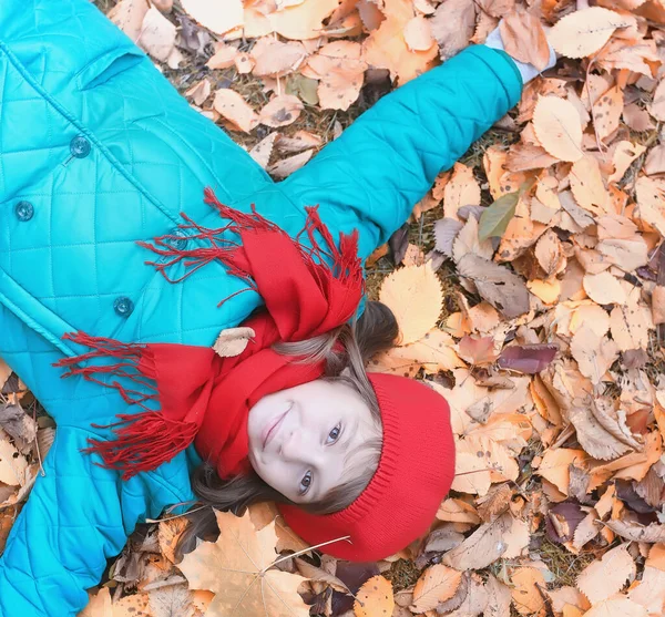 Chica en otoño parque de la ciudad en otoño de hojas. Joven hermosa madre wi — Foto de Stock