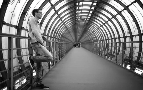 Hombre en una sudadera con capucha blanco y negro —  Fotos de Stock