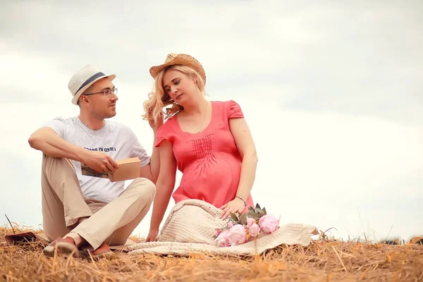 Herbst junge schwangere Mädchen auf einem Date — Stockfoto