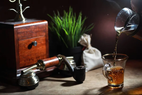 Cervejando chá em uma mesa de madeira — Fotografia de Stock