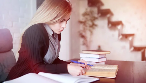 Junge hübsche blonde Mädchen Student — Stockfoto