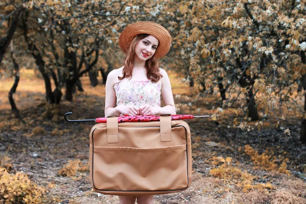 Lány a bőr táska az utazás az őszi park séta — Stock Fotó