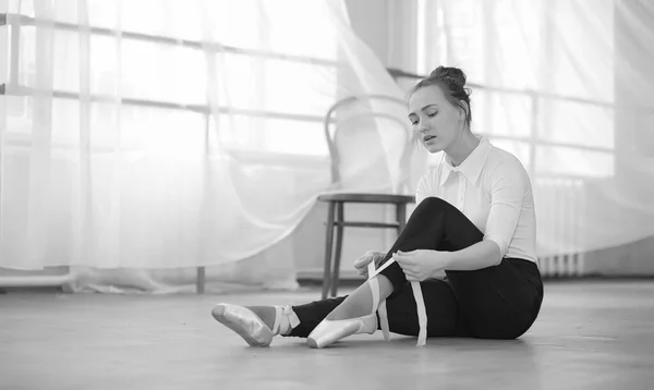 Jovem dançarina de balé em um aquecimento. A bailarina está se preparando para — Fotografia de Stock