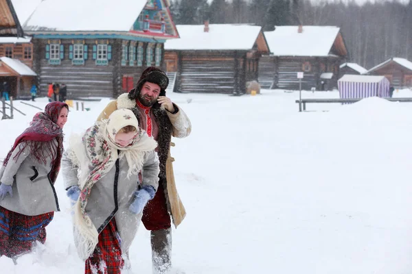 Lidé Tradičním Zimním Kostýmu Rolnického Středověku Rusku — Stock fotografie