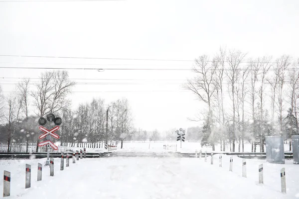 Paisaje invernal de campos y carreteras —  Fotos de Stock