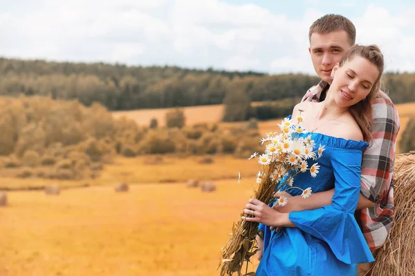 Couple en promenade dans les champs de campagne — Photo