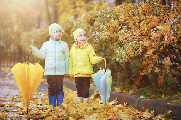 Kinder spazieren im Herbstpark — Stockfoto