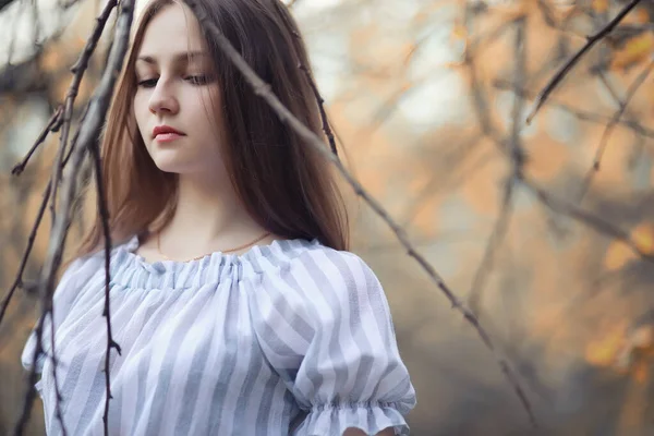 Jeune fille en promenade à l'automne — Photo