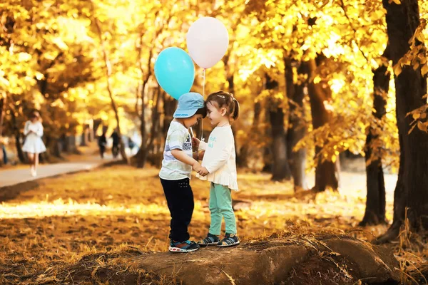 Los niños pequeños están caminando en un parque —  Fotos de Stock