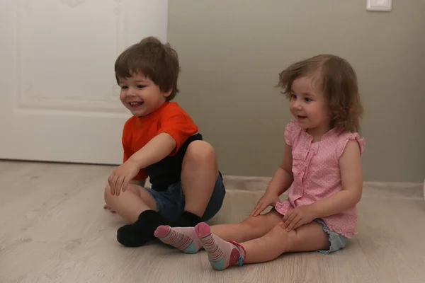 Niño jugando en un piso en una habitación — Foto de Stock