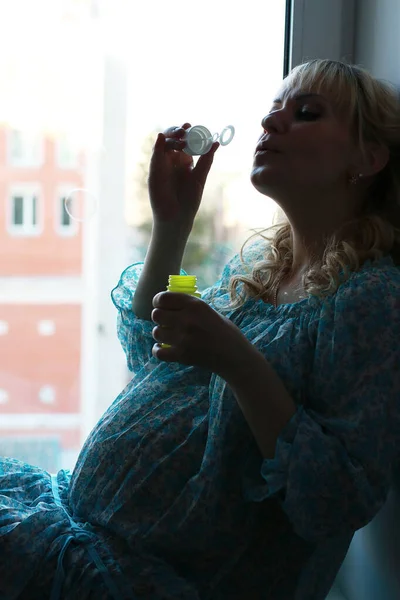 Mooi meisje zwanger blonde — Stockfoto