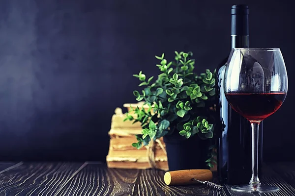 Ein Glas trockenen Rotweins auf dem Tisch. dunkle Flasche und Glas mit Wasser — Stockfoto