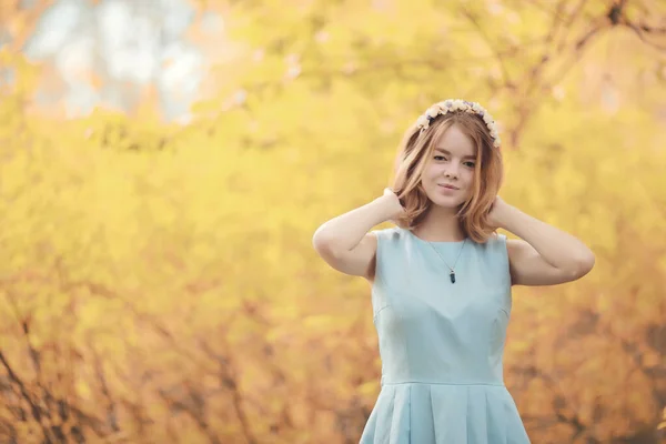Chica joven en un paseo en el otoño —  Fotos de Stock