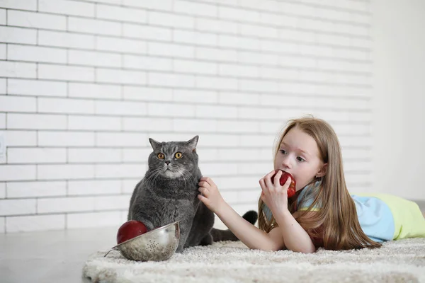 Meisje ligt op de vloer — Stockfoto